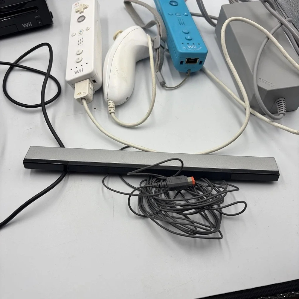 Nintendo Wii Black Console Bundle with Games and Cords Model RVL-001 Tested